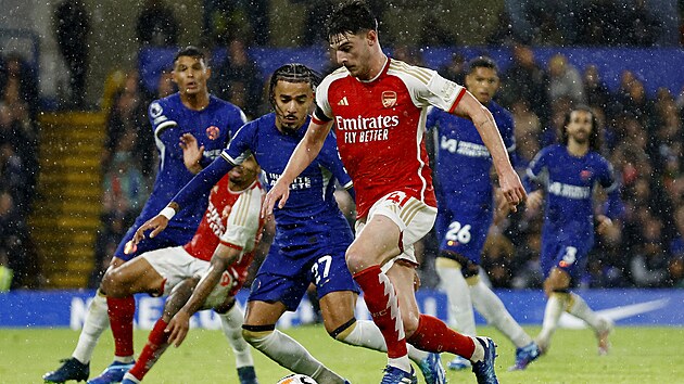 Utkání Premier League mezi Chelsea a Arsenalem ztuje dé.