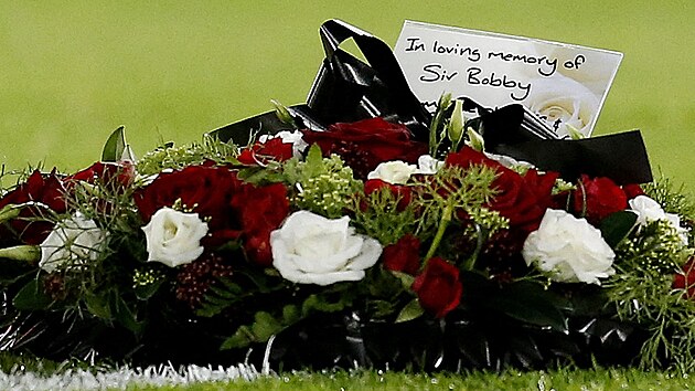 Fotbalist Manchesteru United uctili pamtku legendrnho Bobbyho Charltona.