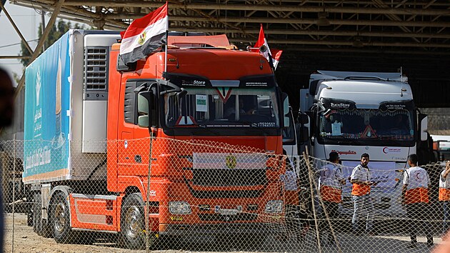 Dvacet kamion pejelo hranin pechod z Egypta do Psma Gazy. (21. jna 2023)