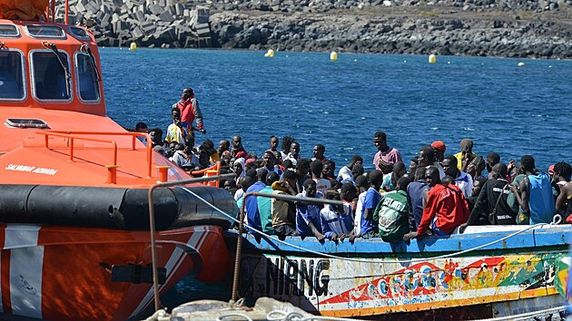 Na El Hierro piplulo v sobotu celkem 783 africkch migrant. Na jednom z lun bylo rekordnch 320 lid. (21. jna 2023)