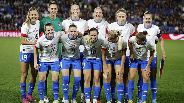 �esk� fotbalistky p�ed utk�n�m v Anglii.