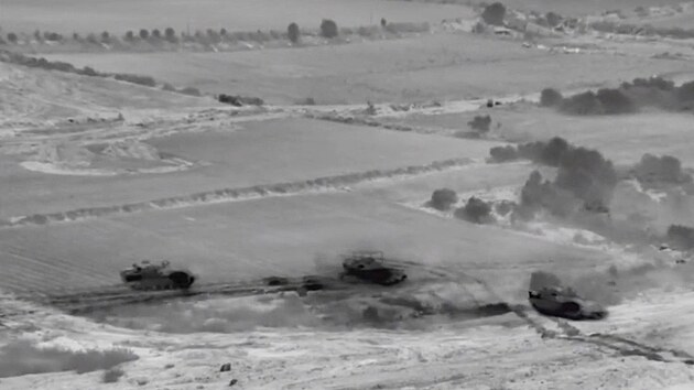 Izraelsk non pejezd obrnnch vozidel a tank pes hranici Psma Gazy (26. jna 2023)