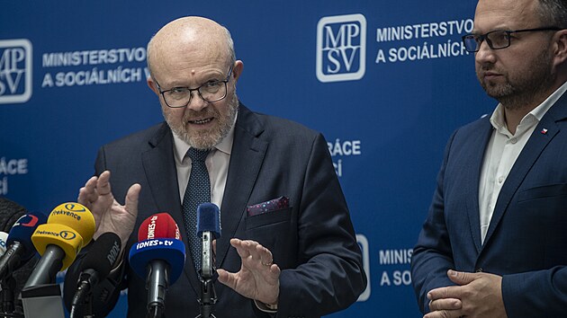 Tiskov konference ministra prce a socilnch vc Mariana Jureky spolen s ministrem zdravotnictv Vlastimilem Vlkem.