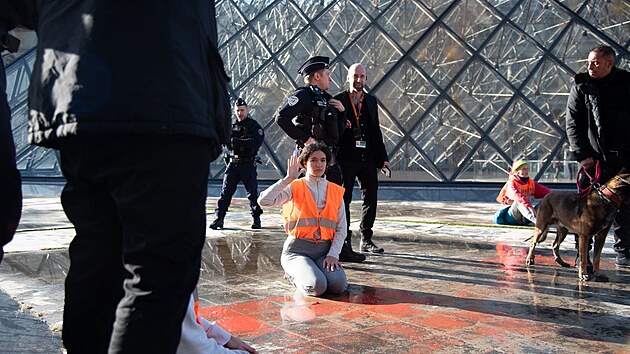 Klimatit aktivist z hnut Dernière Rnovation polili Pyramidu v Louvru oranovou barvou. (27. jna 2023)
