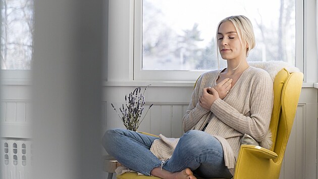 Naše mysl občas potřebuje přestávku, uvolnění a klid. Ideálním nástrojem, jak toho dosáhnout, je meditování. Je prostředkem, jak čelit stresu a úzkosti, i cestou, jak podporovat svou schopnost soustředění, sebeovládání i lepšího poznání sebe sama. Jak správně meditovat a proč k takovému kroku sáhnout, přibližuje psycholog Jan Urban.