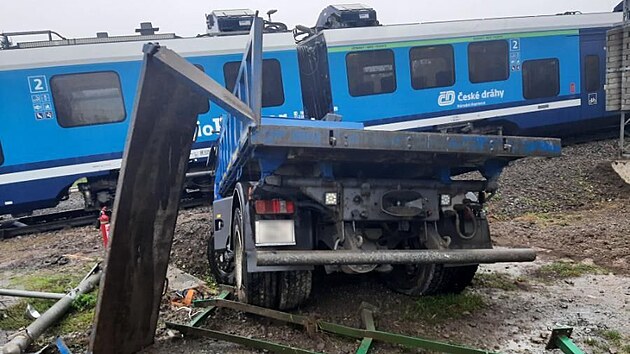 Nkladn vz vjel ve Vikovicch na pejezd pmo ped pijdjc vlak, pi srce se lehce zranili dva cestujc.