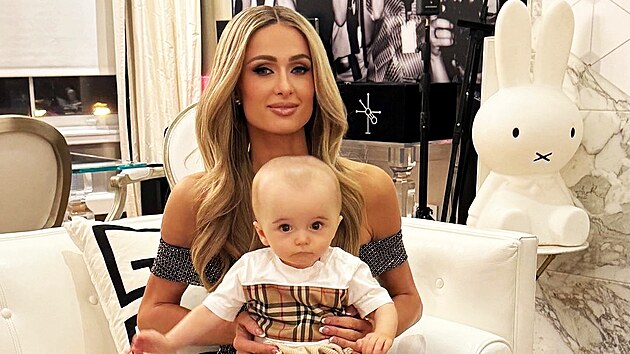 Paris Hiltonov ukzala spolenou fotku se synem Phoenixem (jen 2023). Lid kritizovali jeho vzhled.