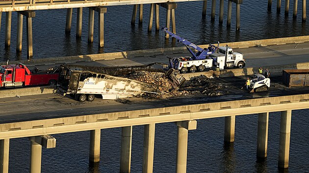 Nejmn sedm mrtvch a 25 zrannch si vydalo nkolik hromadnch nehod v rann mlze na most pes jezera Maurepas a Pontchartrain v Louisian. (24. jna 2023)