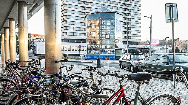 I po uzavření cyklověže u hradeckého nádraží zůstávají uvnitř zapomenutá kola. (11. ledna 2019)
