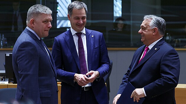 Slovensk premir Robert Fico a jeho maarsk a belgick protjek Viktor Orbn (vpravo) a Alexander De Croo (uprosted) na summitu EU v Bruselu (26. jna 2023)