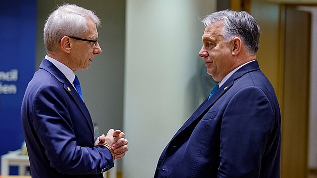 Maarsk premir Viktor Orbn (vpravo) debatuje s bulharskm protjkem Nikolajem Denkovem na summitu EU v Bruselu. (27. jna 2023)