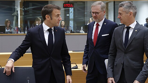 Summitu EU v Bruselu se za esko astn pedseda vldy Petr Fiala, za Francii prezident Emmanuel Macron (vlevo), Slovinsko zastupuje premir Robert Golob (vpravo). (27. jna 2023)