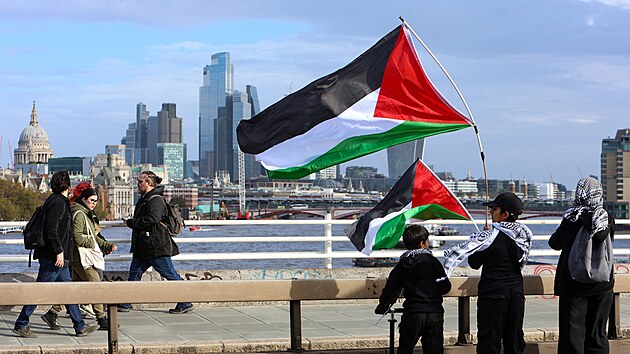Demonstranti v Londn pochoduj za ukonen bombardovn Psma Gazy Izraelem. Volaj po vzniku samostatnho sttu Palestina. (28. jna 2023)