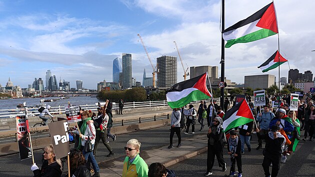 Demonstranti v Londn pochoduj za ukonen bombardovn Psma Gazy Izraelem. Volaj po vzniku samostatnho sttu Palestina. (28. jna 2023)