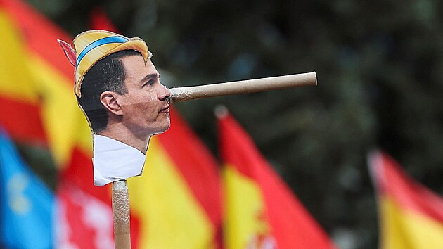 Ve panlskm Madridu se selo na sto tisc lid, aby demonstrovali proti jednn panlsk vldy s katalnskmi separatisty o zkonu o amnestii. Akci svolala krajn pravicov strana Vox. Na snmku premir Snchez zobrazen jako panek Pinocchio (29. jna 2023)