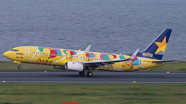 Japonsk nzkonkladov aerolinky vyzdobily svj Boeing 737 ve stylu pokemon.  Takto byl ke spaten na tokijskm letiti 12. jna 2023.
