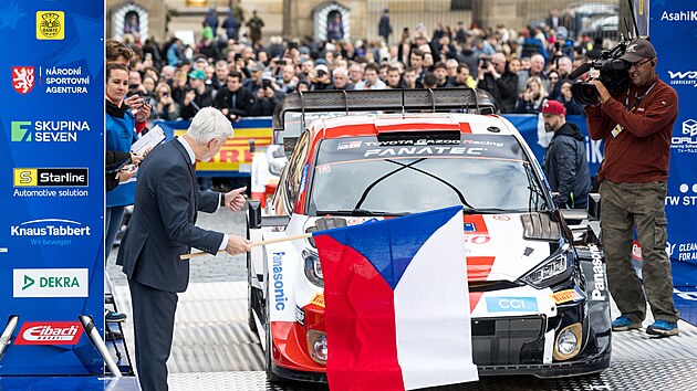Prezident Petr Pavel slavnostn zahajuje Stedoevropskou rallye na Hradanskm nmst v Praze.