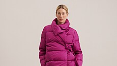 Pro zimomivé je ideální nadýchaná bunda na zavazování na boku. Jasná barva z...