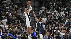 Victor Wembanyama ze San Antonia zakonuje na ko Dallasu.