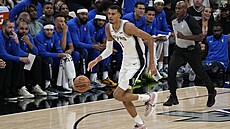 Victor Wembanyama ze San Antonia rozjídí útonou akci.