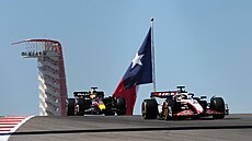 Kevin Magnussen (vpravo) a Max Verstappen pi tréninku v Austinu.
