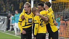 Julian Brandt, (vlevo) slaví sv�j gól se spoluhrá�i z Dortmundu.