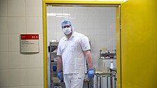 Výzkumný pracovník Daniel Bua provádí v laboratoi Fakultní nemocnice Brno...