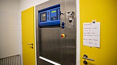 Sterilizátor box pro myi v laboratoi Fakultní nemocnice Brno, kde se provádí...