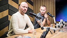 Hosty po�adu Rozst�el jsou noviná� Martin Moravec (vlevo) a záchraná� a...