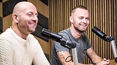 Hosty po�adu Rozst�el jsou noviná� Martin Moravec (vlevo) a záchraná� a...