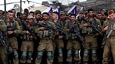 Izraelský ministr obrany Joav Gallant se setkává s vojáky u hranic s Pásmem...