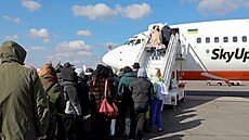 Ukrajintí uprchlíci ped odletem do Tel Avivu v moldavském hlavním mst...