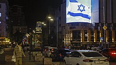 Obrazovka zobrazuje izraelskou státní vlajku nad ulicí v centru Kyjeva na...