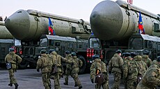 Ru�tí vojáci p�ed mezikontinentálními balistickými raketami Jars na cvi�i�t�...