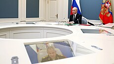 Ruský prezident Vladimir Putin prostednictvím videokonference sleduje cviení...
