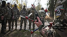Ruští vojáci se učí ovládat drony na výcviku pořádaném čečenskou formací Achmat...
