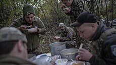 Zdravotníci ukrajinské armády veeí na frontové linii u msta Avdijivka v...