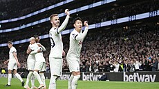 James Maddison (vlevo) a Son Hung-min z Tottenhamu oslavují gól proti Fulhamu.