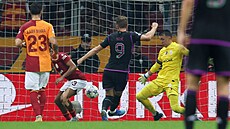 Harry Kane z Bayernu dává gól do sít Galatasaraye.