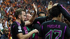 Fotbalisté Bayernu slaví gól proti Galatasarayi, vlevo na snímku Harry Kane.