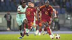 Romelu Lukaku z AS ím s míem postupuje kolem slávistického stopera Igoha...