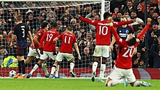 Fotbalisté Manchesteru United se radují z gólu Harryho Maguirea.