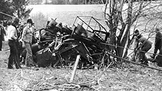 Vrak kabiny z Cavalese z roku 1976, dob�e je vid�t, jak záv�s s b�hounem kabinu...