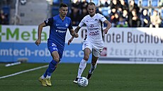 Liberecký Dominik Preisler (vlevo) vede mí� p�ed Ond�ejem Mihálikem ze Slovácka.