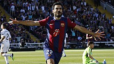 Barcelonský zálo�ník Ilkay Gündogan se raduje ze svého gólu proti Realu Madrid.