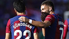 Barcelonský záloník Ilkay Gündogan (vlevo) slaví svj gól proti Realu se...