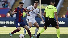 Barcelonský zálo�ník Gavi (vlevo) vede mí� p�ed Tonim Kroosem z Realu Madrid.