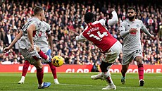 Útoník Eddie Nketiah z Arsenalu stílí gól v utkání proti Sheffieldu.