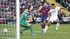 Záloník Jude Bellingham z Realu Madrid (vpravo) stílí gól v utkání proti...