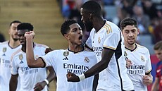Fotbalisté Realu Madrid se radují z gólu, který vstelil Jude Bellingham.